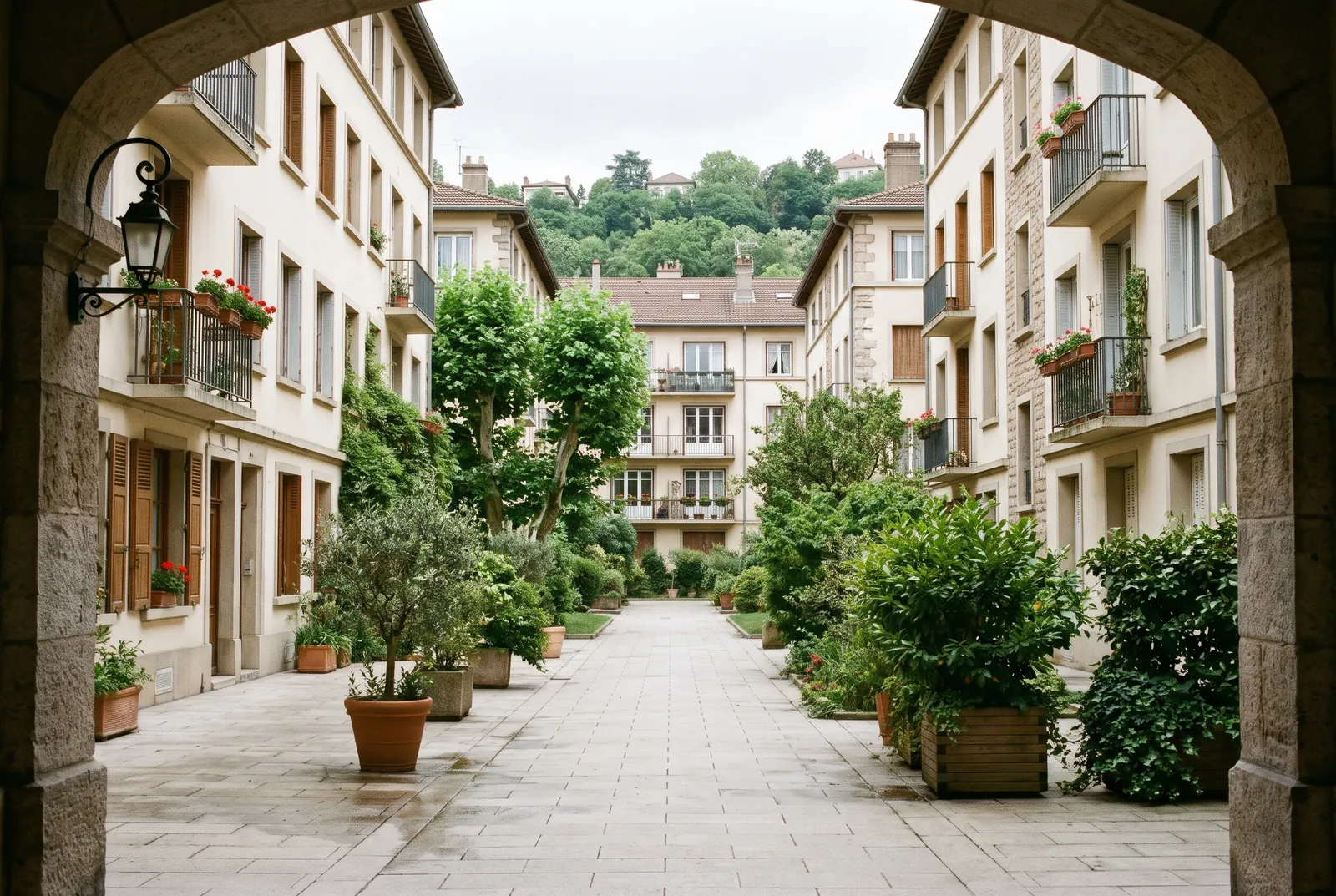 Cour intérieure d'un immeuble à Caluire